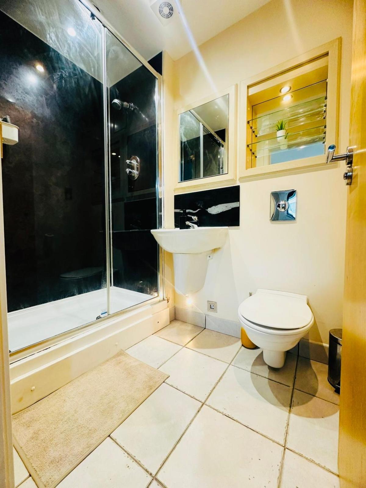 Modern 2Bed 2Bath Apartment Canary Wharf - Upto 5 Person London Eksteriør billede